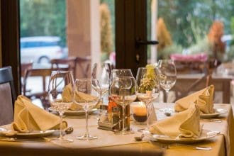 Restaurant-table-setting