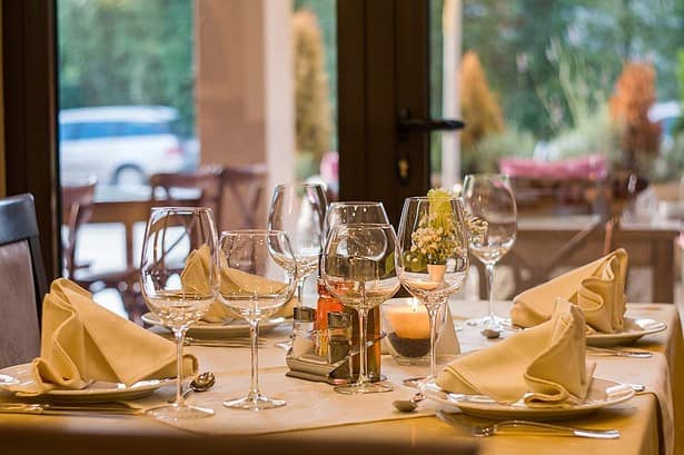 Restaurant-table-setting
