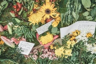 What to Write on a Funeral Flowers Card for Dad?